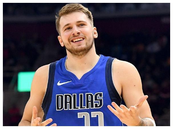 半岛体育APP - 东契奇回归赛场，惊险取胜首场状态亮眼，快船观众沸腾！